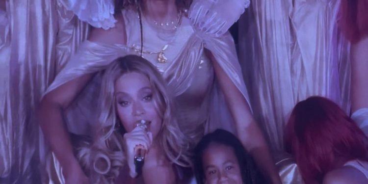 Rumi Carter Has Fans in NJ/NY In Stitches