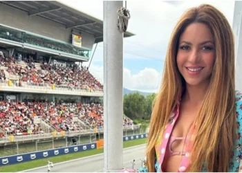 Shakira Takes a Hard Fall Onstage In Montreal as Fans Gasp In Shock During Viral Video Performance