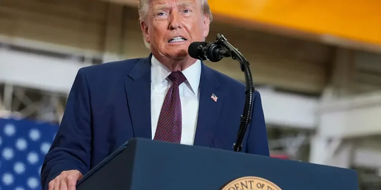 Trump Struggles on Stage —Then Cameras Zoom In on One Moment That Leaves the White House Speechless