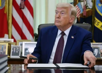 Trump Struggles to Sign His Name — Then a Close-Up of His Hand Has Viewers Taking a Second Look at What He’s Been Hiding